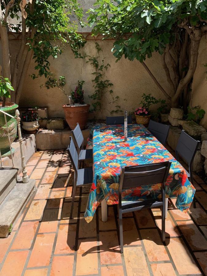 La Maison Sur La Place 艾格-莫尔特 外观 照片