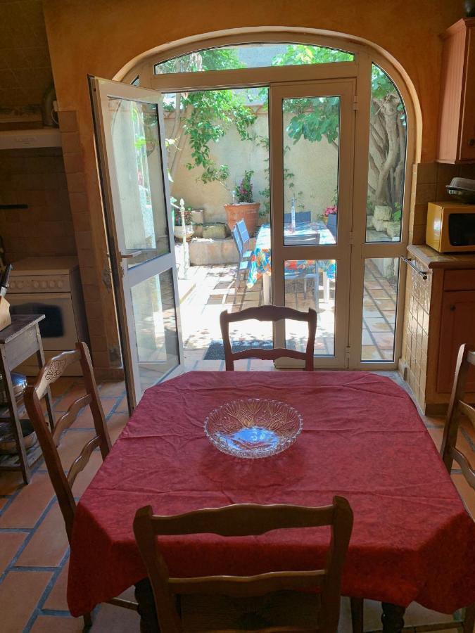 La Maison Sur La Place 艾格-莫尔特 外观 照片